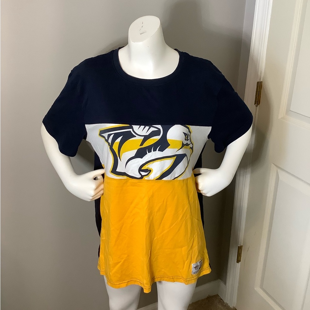 Men’s Medium NHL Nashville Predators Authentic Merchandise Short Sleeve Shirt